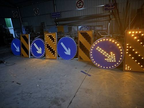 大庆大庆河南太阳能交通标牌 河南自发光交通路标牌厂家